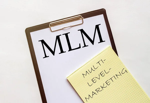 Weißes Und Gelbes Papier Mit Text Mlm Multi Level Marketing — Stockfoto