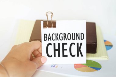 Kadının elinde metin içeren bir kağıt parçası var. Grafiklerin ve not defterlerinin geçmişini kontrol edin.