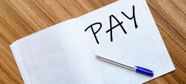 Boş defter ve kalem. Beyazda izole edilmiş. whith metin Ödeme