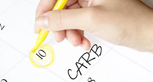 Mano Rodea Una Fecha Calendario Con Texto Carb Rotulador Amarillo —  Fotos de Stock