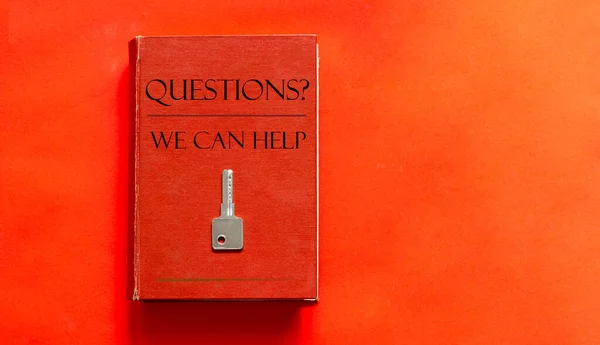 Красная Книга Текстом Вопросы Можем Помочь Ключ Красном Фоне — стоковое фото
