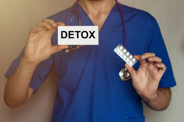 Mężczyzna Lekarz Przepisuje Receptę Tabletki Detox — Zdjęcie stockowe