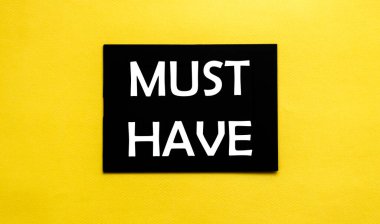 Siyah paneldeki yazıda sarı yazmalı.