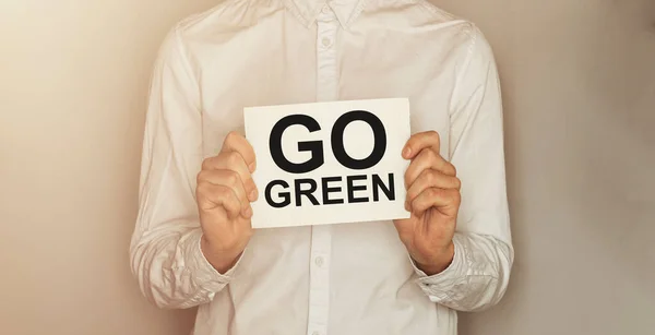 Uomo Prendere Una Carta Con Testo Green Sulla Camicia Con — Foto Stock