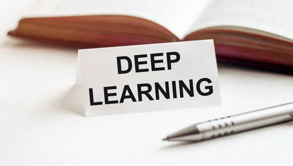 Kawałek Papieru Tekstem Deep Learning Tle Książek Długopisów Białym Tle — Zdjęcie stockowe