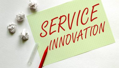 Beyaz üzerinde kırmızı işaretli metin servisi icadı olan sarı kağıt
