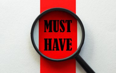 Metin içeren büyüteç Beyaz ve kırmızı arkaplanda olmalı