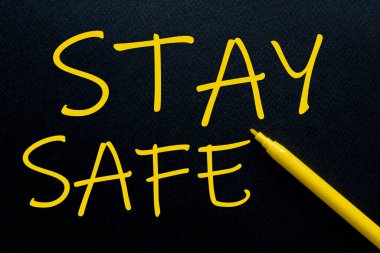 Siyah arkaplanda sarı metin sahibi olan Sarı Kalemle Güvenli Kalın