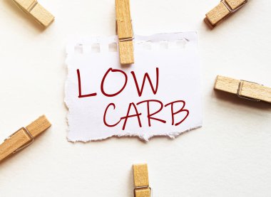 Beyaz arkaplanda mandalları olan düşük karbonhidratlı beyaz kağıt