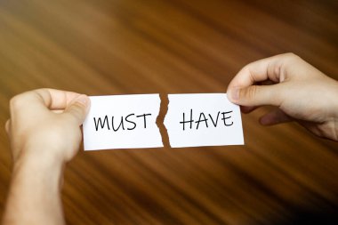 Yazılı yırtık kağıt Erkek eline geçmeli ahşap arka planda