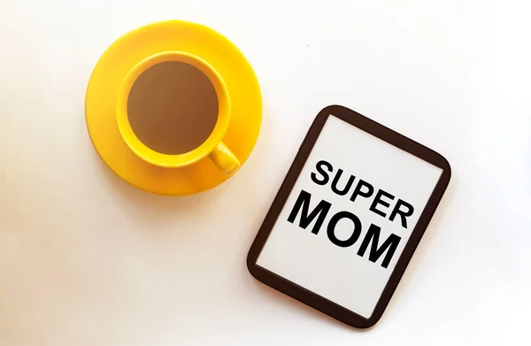 Café Tablet Com Texto Super Mom Fundo Branco — Fotografia de Stock