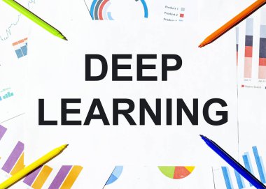 Grafiklerin arka planında Derin Öğrenme metni olan beyaz kağıt parçası, çok renkli keçeli kalemler
