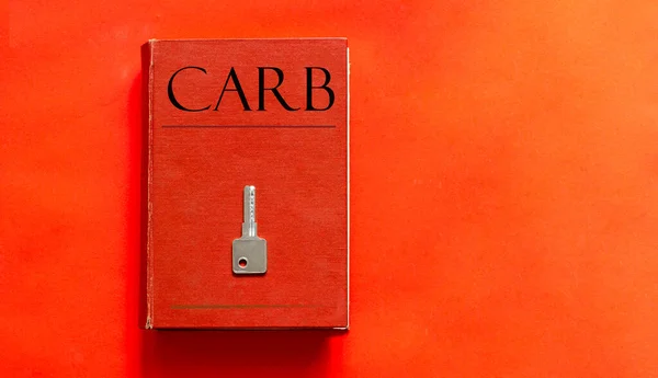 Livro Vermelho Com Texto Carb Uma Chave Fundo Vermelho — Fotografia de Stock