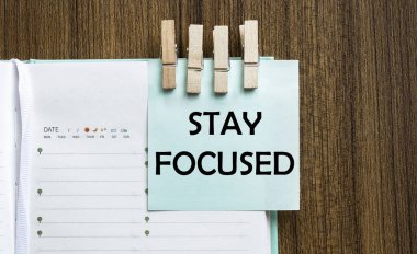 Odaklanmış notlar kağıt ve tahta arka planda bir elbise askısı