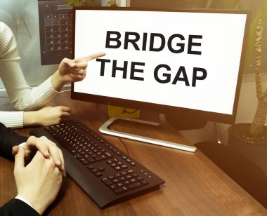 Erkek ve kadın eli, metin köprüsü olan bilgisayar ofis geçmişi olan boşluk.