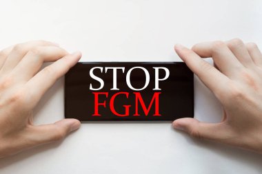 Erkek eller siyah telefonu ellerinde tutuyor. Beyaz arka planda Fgm 'i durdurun.