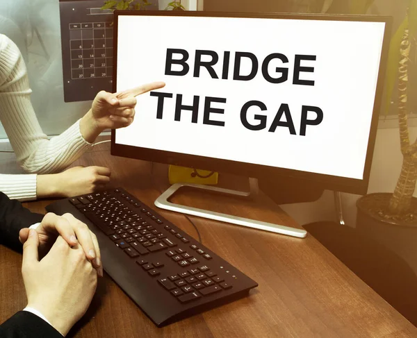 Erkek ve kadın eli, metin köprüsü olan bilgisayar ofis geçmişi olan boşluk.