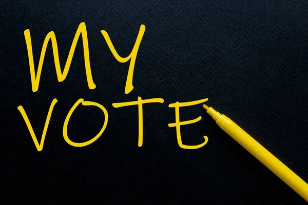 Vote Yellow Pen Com Texto Amarelo Próprio Aluguel Fundo Preto — Fotografia de Stock