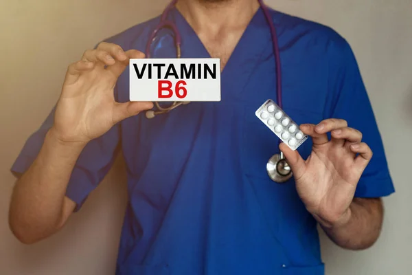 Mężczyzna Lekarz Przepisuje Receptę Tabletki Witamina — Zdjęcie stockowe
