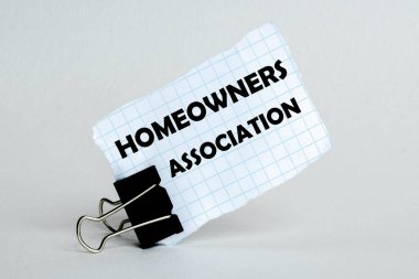 Beyaz arkaplan üzerine beyaz kağıt ve metin Ev Sahipleri Birliği