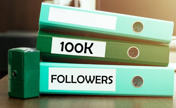 Πράσινους Φακέλους Γραφείου Κείμενο 100K Followers — Φωτογραφία Αρχείου