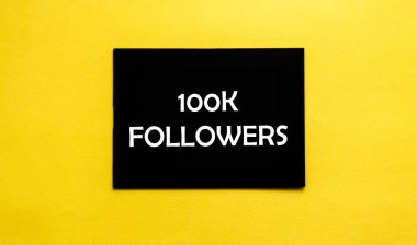 siyah panel bir metin yaz sarı üzerine 100K takipçiler