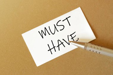 Kalem, beyaz kağıt ile metin kahverengi arkaplan üzerinde olmalı