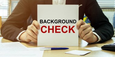 Yazılı bir kağıt al. Ofis geçmişi olan gömleği kontrol et.