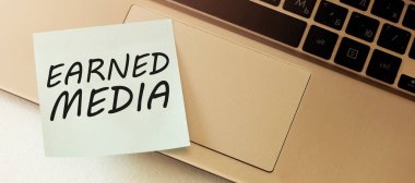 Hak Edilen Medya. Beyaz arkaplanda izole edilmiş boş bir kağıt.