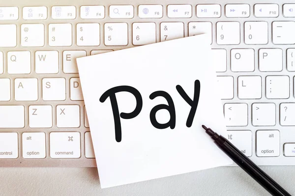Papier Mit Text Bezahlen Auf Der Tastatur Auf Weißem Hintergrund — Stockfoto
