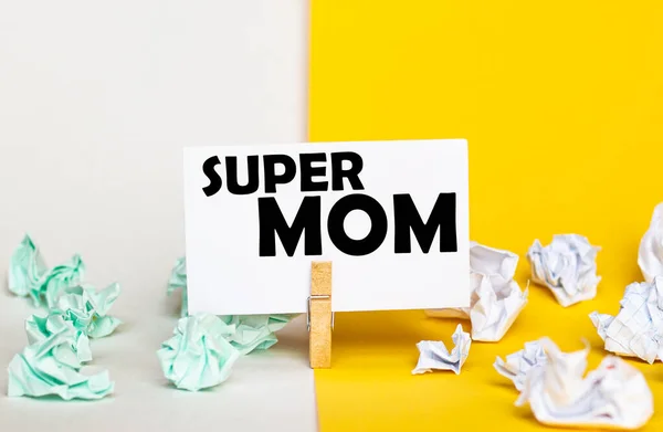 Papel Branco Com Texto Super Mom Clothespin Fundos Amarelos Brancos — Fotografia de Stock