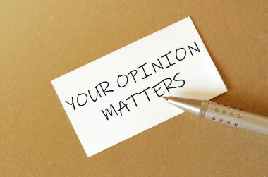 kalem, beyaz kağıt ile metin Fikirleriniz kahverengi arkaplan üzerinde