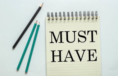 Beyaz arkaplanda mutlaka iki yeşil bir siyah kalem olmalı.