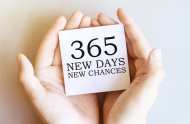beyaz kağıt metin 365 Yeni Gün Erkek ellerinde beyaz bir arkaplan üzerinde Yeni Şanslar