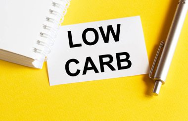 Kırtasiyeli sarı zemin üzerinde düşük karbonhidrat içeren beyaz kağıt