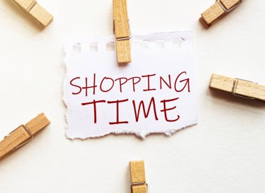 Beyaz arkaplanda mandalları olan metin Alışveriş Saati olan beyaz kağıt