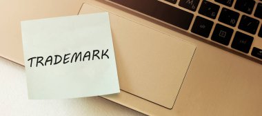 Ticari marka. Beyaz arkaplanda izole edilmiş boş bir kağıt.