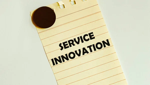 Gult Papper Med Text Service Innovation Vitt Kylskåp — Stockfoto