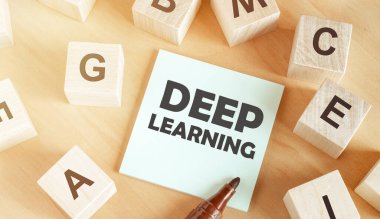 Alfabedeki harflerin olduğu tahta küpler, içinde 