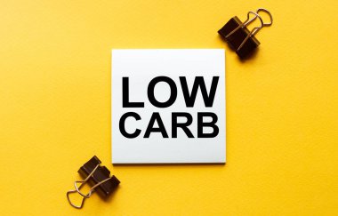 Kırtasiyeli sarı zemin üzerinde düşük karbonhidrat içeren beyaz kağıt