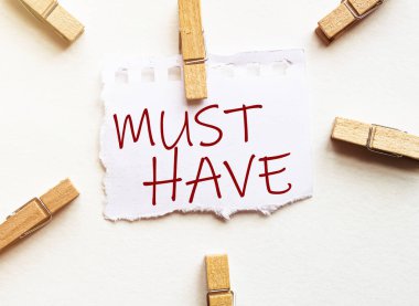 Metin içeren beyaz kağıt Beyaz arkaplanda mandallar olmalı