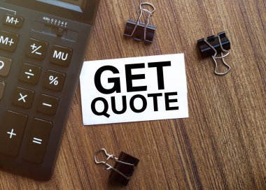 Metni olan beyaz kağıt kırtasiyeli siyah bir arkaplanda tırnak al