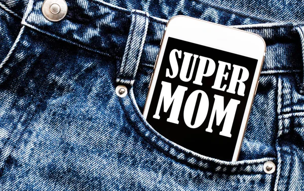 Telefone Branco Com Texto Super Mom Encontra Bolso Jeans — Fotografia de Stock