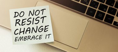 Değişikliğe karşı koyma. Kucakla onu. Beyaz arkaplanda izole edilmiş boş bir kağıt.