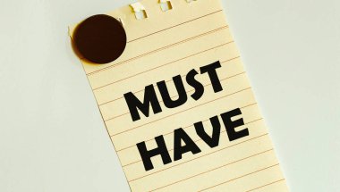 Üzerinde yazı olan sarı kağıt Beyaz buzdolabının üstünde olmalı