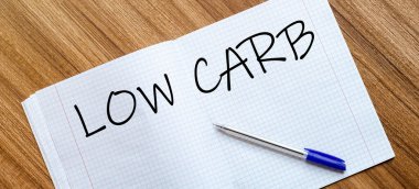 Boş defter ve kalem. Beyazda izole edilmiş. beyaz metin düşük karbonhidrat