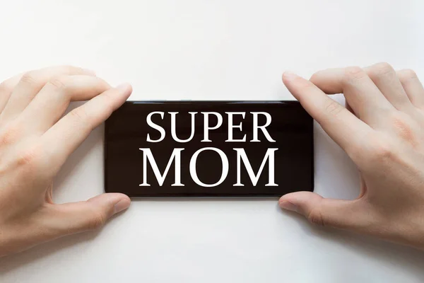 Mãos Masculinas Estão Segurando Telefone Preto Com Texto Super Mom — Fotografia de Stock