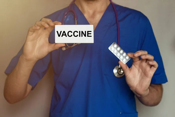 Manlig Läkare Ordinerar Recept För Piller Vaccin — Stockfoto