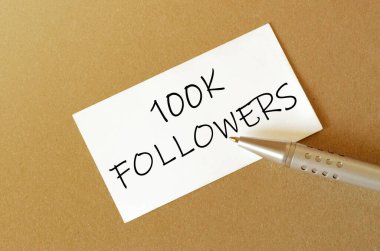kalem, beyaz kağıt ile metin 100K Kahverengi arkaplan takipçileri