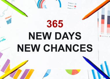 Grafiklerin arka planında 365 Yeni Gün yazılı beyaz kağıt parçası, çok renkli keçeli kalemler